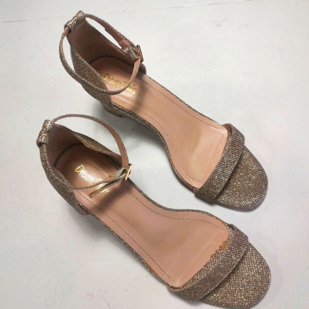 Dream Pairs Women's Glittery Gold Heels Size 10.